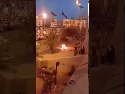 بالفيديو لحظة إشعال ليبي النار في نفسه بسبب الفقر