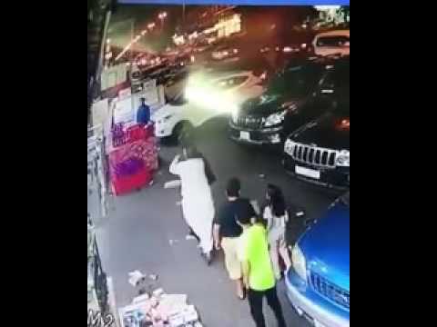 شاهد مضاربة وتبادل لكمات بين رجل وفتاة في شوارع جدة