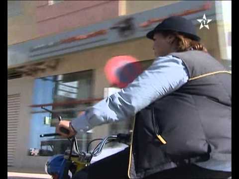 امرأة مغربية تعمل ساعي بريد