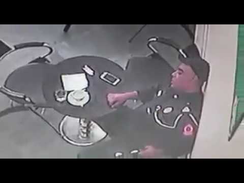 شاهد وفاة شرطي مغربي بعد دقائق من إتمام عمله