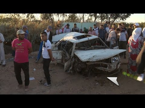 شاهد  اصطدام سيارتين في حادثة سير خطيرة