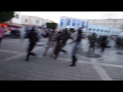 شاهد الأمن يفرق بالقوة وقفة في الناظور