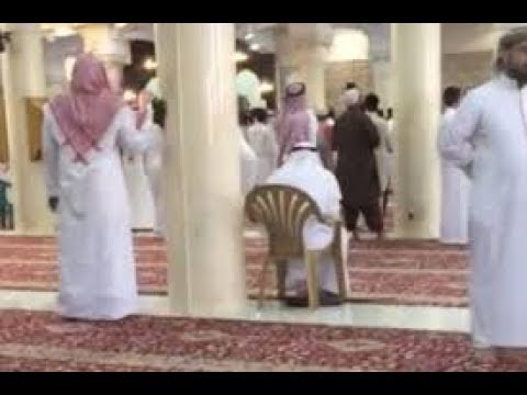 بالفيديو  رجل يعتدي على إمام مسجد الأمير سلطان في الرياض