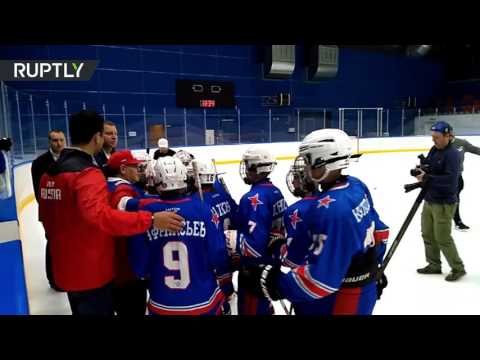 شاهد إسطورة الكرة الأرجنتينية على ملاعب الهوكي