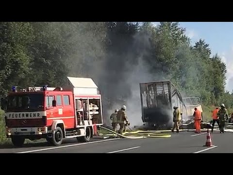 شاهد حادث تصادم بين حافلة ركاب وشاحنة في ولاية بافاريا