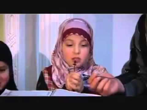 طفلة ألمانية تقرأ القرآن الكريم بشكل مثير