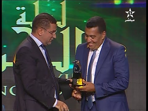 شاهد لحظة تتويج محمد كوناطي كأفضل لاعب أجنبي في البطولة