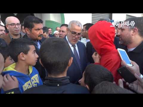 شباب يلتقطون صورة سيلفي مع رئيس الحكومة