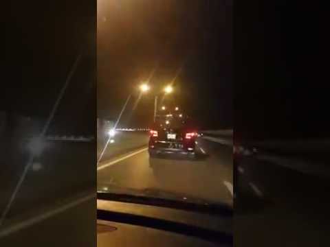 شاهد  شباب يتسابقون مع الملك