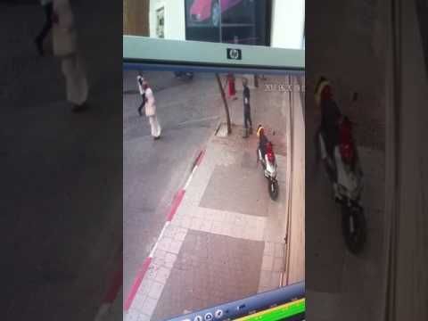 شاهد عصابة تحاول سرقة قرد في طنجة