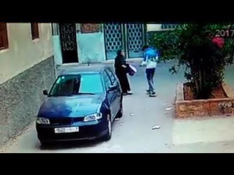 شاهد السرقة في وضح النهار في أحد أحياء المغرب