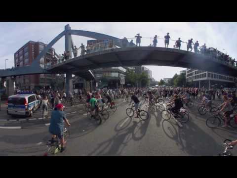 شاهد مئات الدراجات في شوارع هامبورغ في مظاهرة ضد قمة العشرين