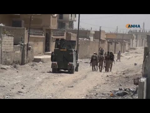 شاهد الرقة تحت صواريخ التحالف وقسد وفوق ألغام داعش
