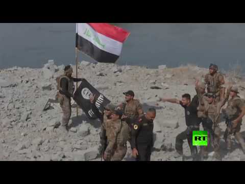 لحظة رفع العلم العراقي على ضفة نهر دجلة في الموصل