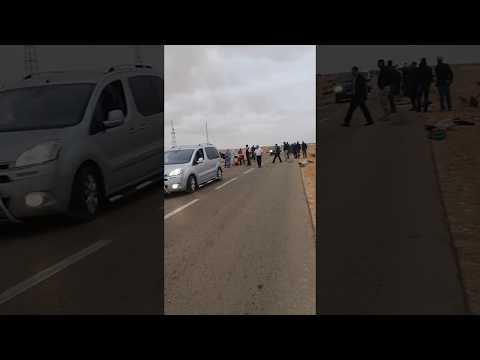 شاهد انقلاب حافلة لنقل الركاب على بعد 20 كيلو متر من العيون