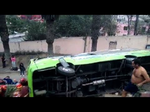 مقتل ٧ أشخاص إثر انقلاب حافلة سياحية في ليما