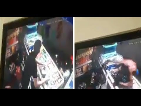بالفيديو  شخص يهجم بساطور على مواطنين