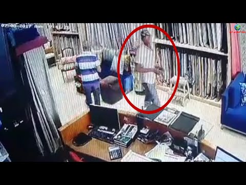 شاهد لص محترف يسرق هاتف ايفون من محل ملابس