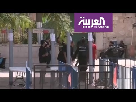 شاهد الفلسطينيون يأبون المرور تحت القوس الإلكتروني