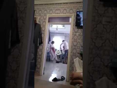 بالفيديو  مغربي يعتدي على والديه ويسب الذات الإلهية