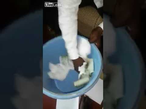 شاهد ساحر يحوّل الأوراق البيضاء إلى نقود