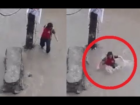 شاهد فيضان يسحب فتاة يثير رعب المارة في النيبال