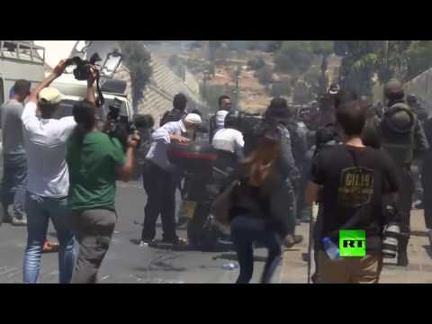 شاهد الشرطة الإسرائيلية تفرق المحتجين قرب باب الأسباط في القدس
