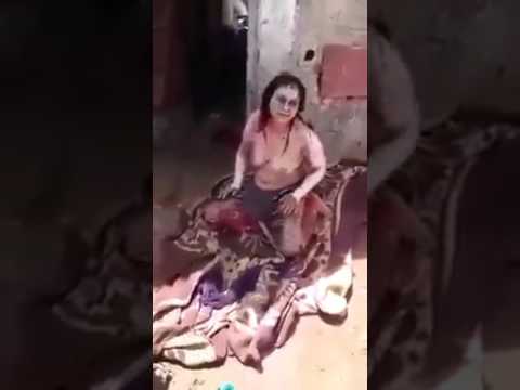 شاهد لقطات مؤلمة لفتاة تحاول حرق نفسها بعد إلقاءها في الشارع
