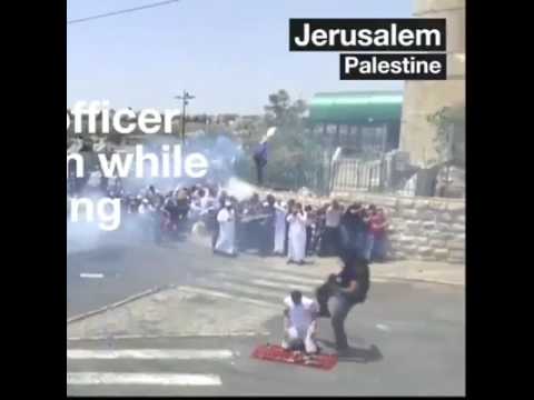بالفيديو  شرطي صهيوني يركل فلسطينيًا يصلي في شوارع القدس