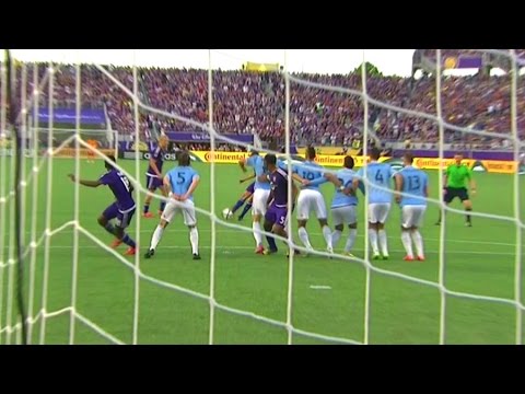 هدف كاكا يصيب جماهير فريقه بالجنون شاهد