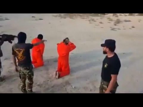 شاهد وحدة عسكرية لحفتر تعدم 20 مشتبهًا بهم رميًا بالرصاص