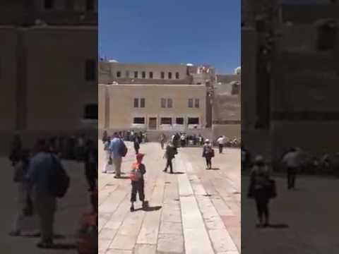 شاهد · فتاه إسرائيلية تمشي عاريه في القدس لاستفزاز الفلسطينيين