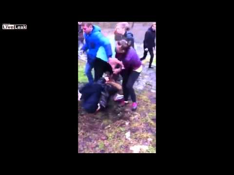 طالبات جامعيات يسحلن زميلتهن