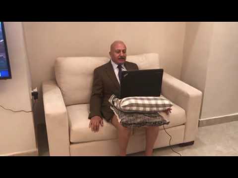 ظهور المحلل السياسي مجيد عصفور بـ الشورت أثناء لقاء عبر السكايب
