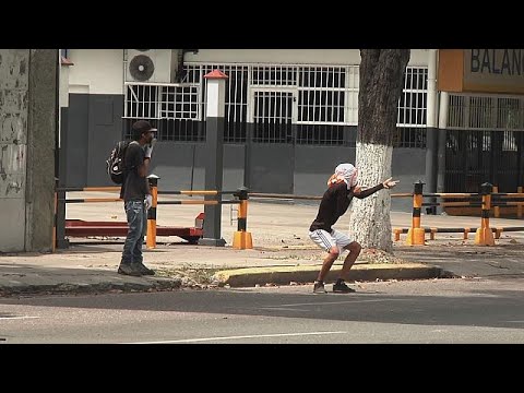 شاهد مادورو يدعو المعارضة إلى الحوار وواشنطن تأمر دبلوماسييها بالمغادرة