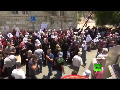 شاهد الاحتفالات في القدس بعد إزالة الحواجز من أبواب الأقصى