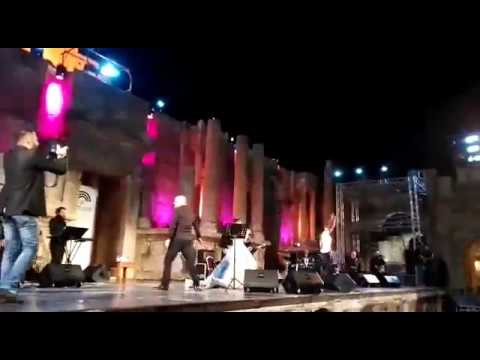 شاهد معجبة تقتحم حفلة نوال الزغبي في جرش 2017