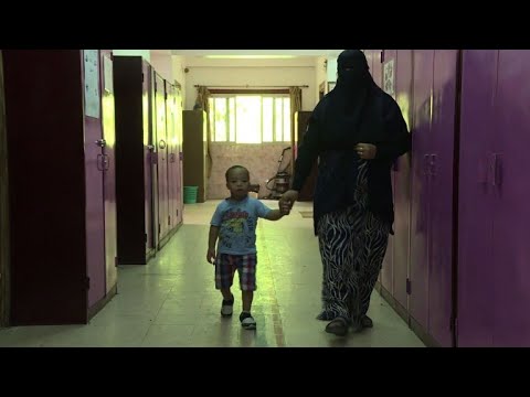 شاهد مسيرة مؤثرة للمصابين بإعاقة ذهنية في مصر