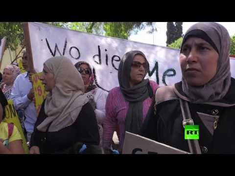لاجئون سوريون يحتجون أمام السفارة الألمانية في أثينا