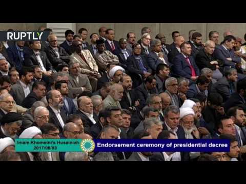 شاهد خامنئي يسلم روحاني مرسوم تولي رئاسة إيران