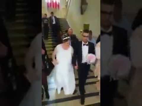 شاهد  شاب مغربي تزوج بسيدة مسنة