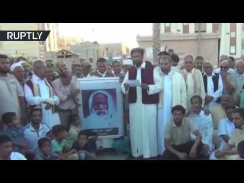 ليبيون يحرقون العلم الإيطالي رفضًا لاتفاق روما