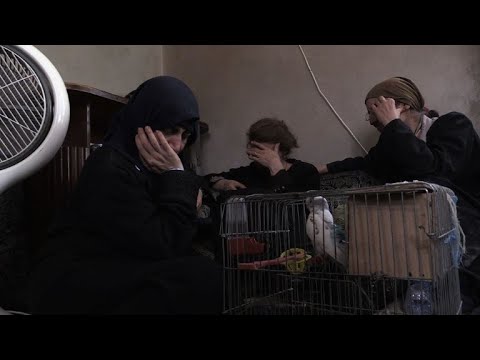 شاهد  عائلة أرمينية تفر من الرقة