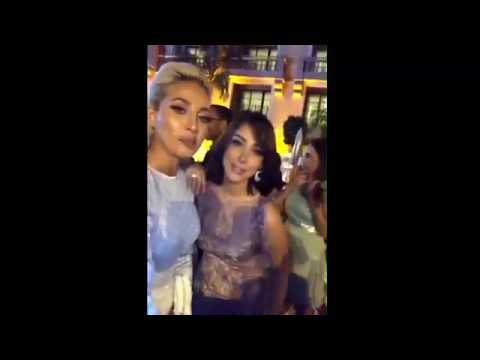 الفنان تامر حسني يقبل مودل روز