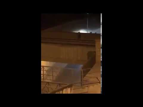 شاهد المجرمون يلقون الحجارة على السيارات