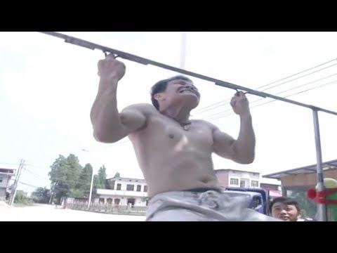 صيني يتحدى صاحب الرقم القياسي في السحب لأعلى بأصبعين