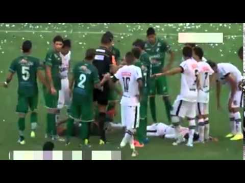 لاعب يركل وجه منافسه بطريقة غريبة فيديو