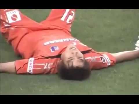 شاهد هدف مضحك في إحدى مباريات الدوري الياباني