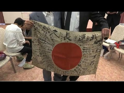 بالفيديو  محارب أميركي قديم يعيد علمًا يابانيًا إلى أصحابه
