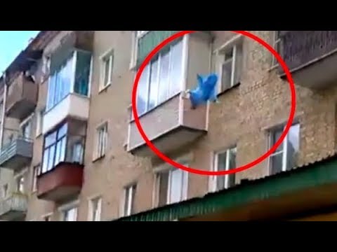 أب مجنون يلقى ابنه الذي لم يبلغ 5 سنوات من النافذة